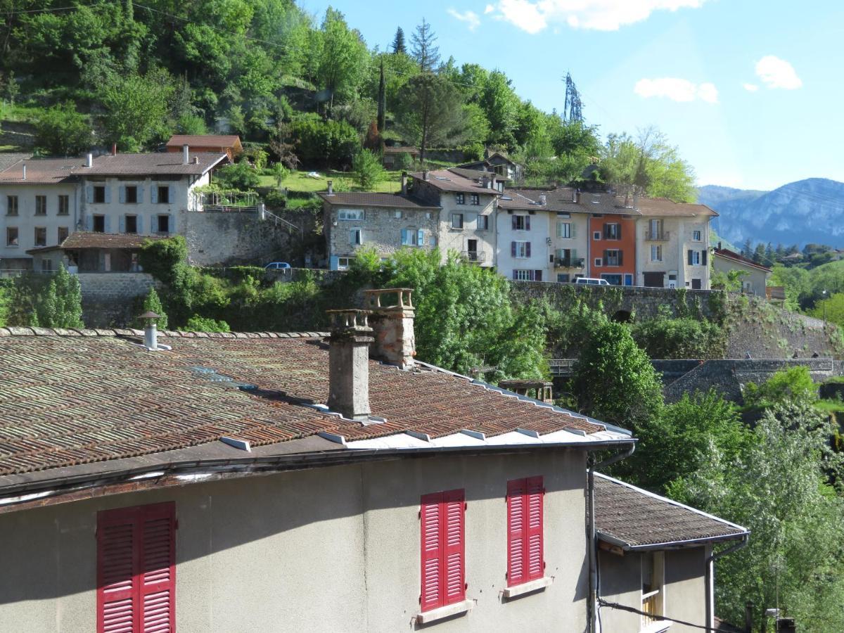 Au Bonheur Suspendu Apartment Pont-en-Royans Exterior photo