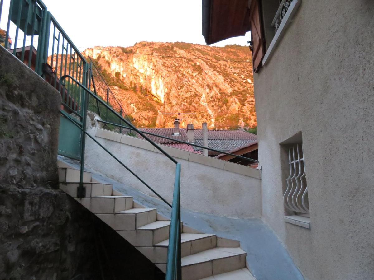 Au Bonheur Suspendu Apartment Pont-en-Royans Exterior photo